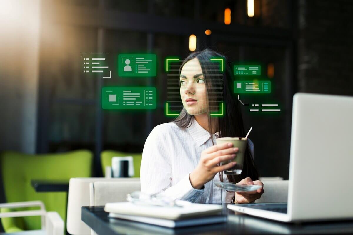 Frau mit Laptop & KI-Interface – Symbol für KI-gestützte Content- und BMC-Optimierung
