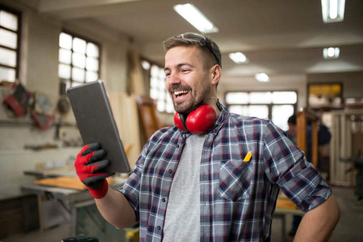 Handwerker mit Tablet – Beispiel für digitale Kundenkommunikation